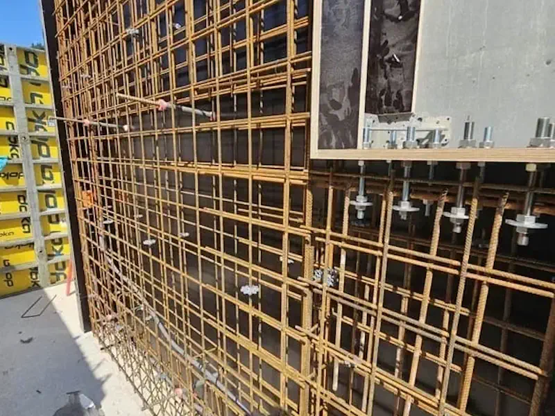 Bewehrungskorb auf Baustelle: Stahlgitterstruktur zur Verstärkung von Beton, essentiell für stabile Baukonstruktionen.